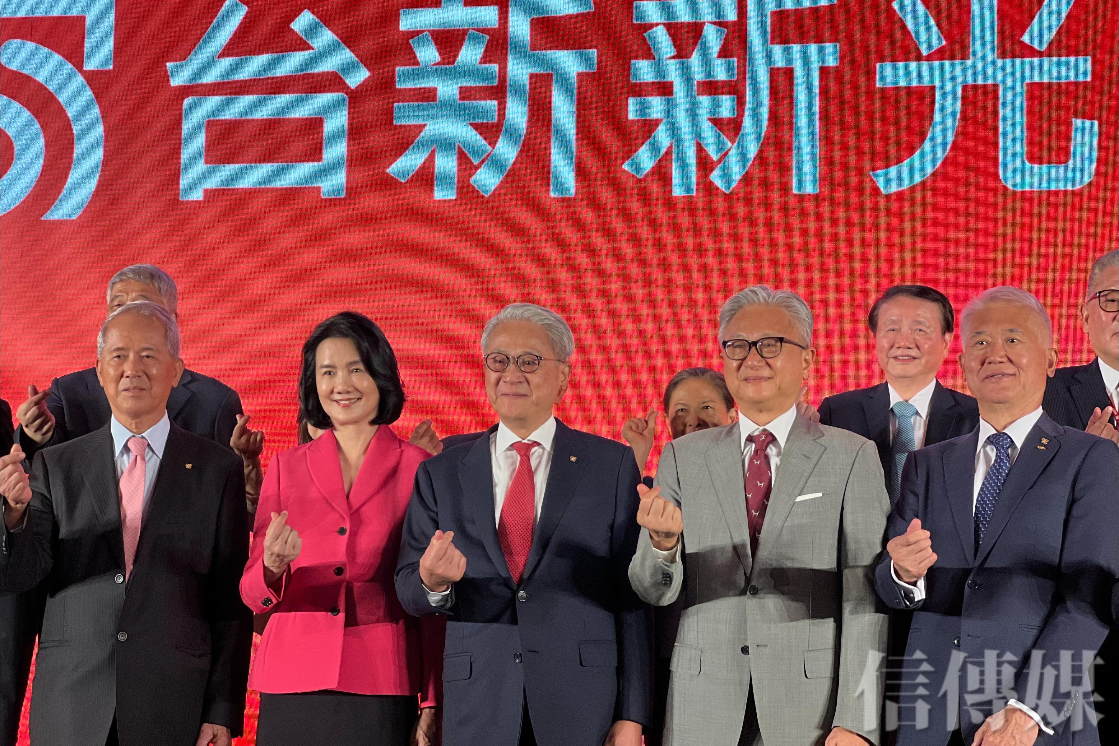 台新新光金合併》吳東昇出席酒會、吳東進贈「山頂會合」花籃吳東亮哽咽憶父親| 信傳媒