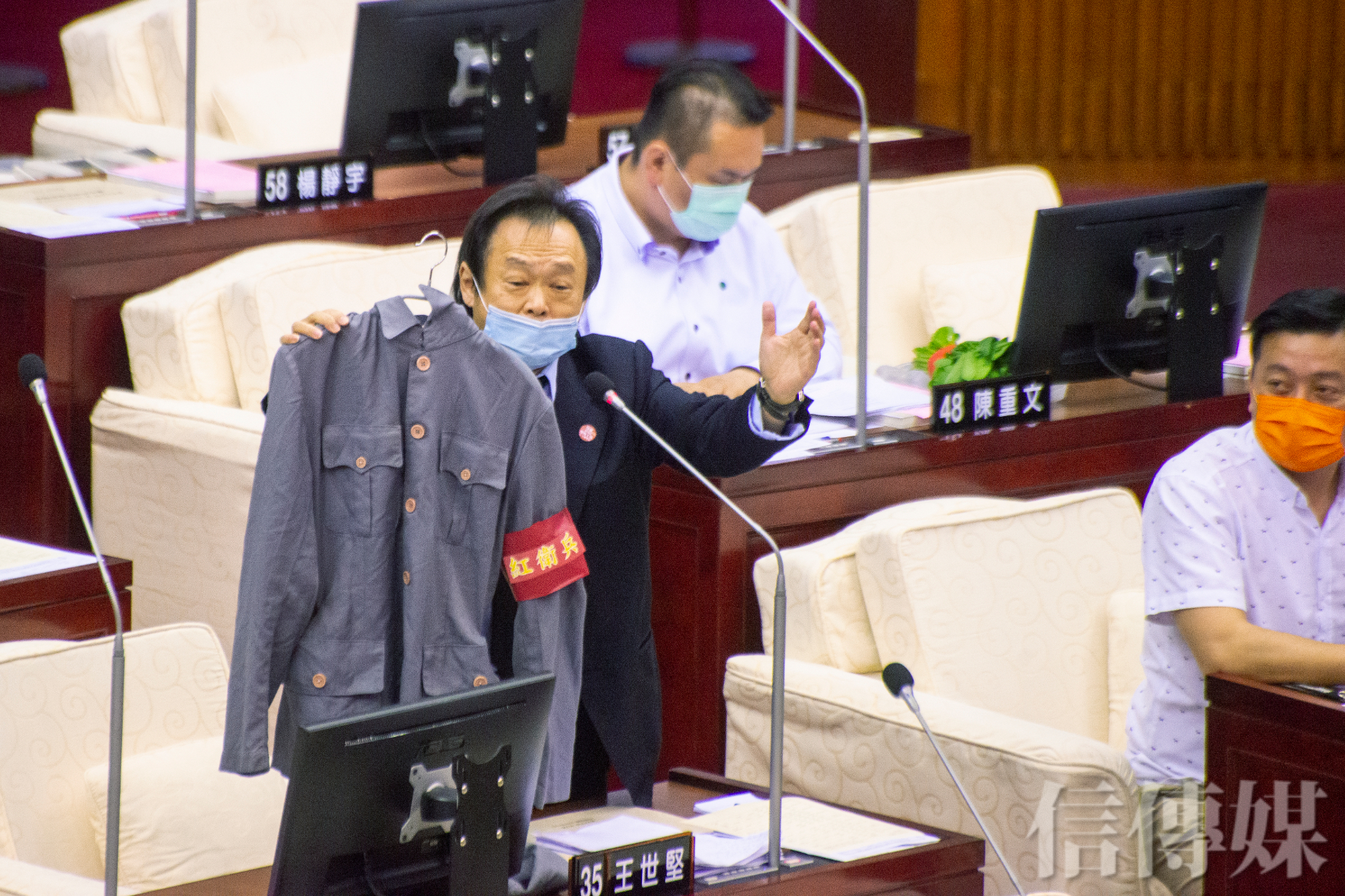 北市議會開議 菠菜 解放軍服 柯文哲收到王世堅送的禮物 信傳媒