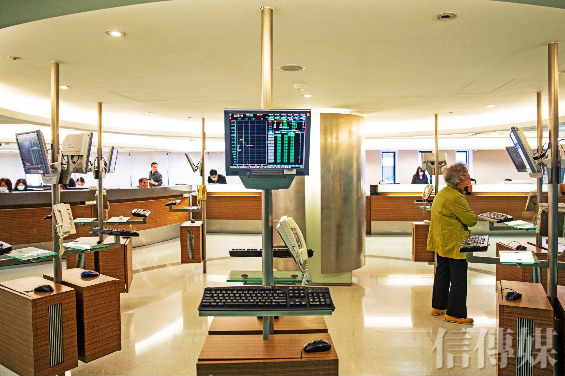 號稱「越南版0050」富邦ETF掛牌2天爆天量可以買嗎？專家提醒3大風險| 信傳媒