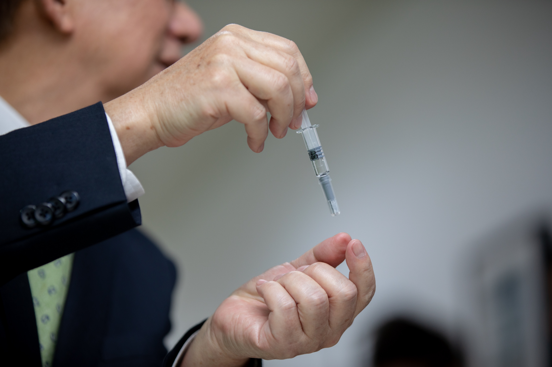 高端股價暴漲暴跌的三個原因金融圈：金管會該好好查一查到底誰在放消息？ | 信傳媒