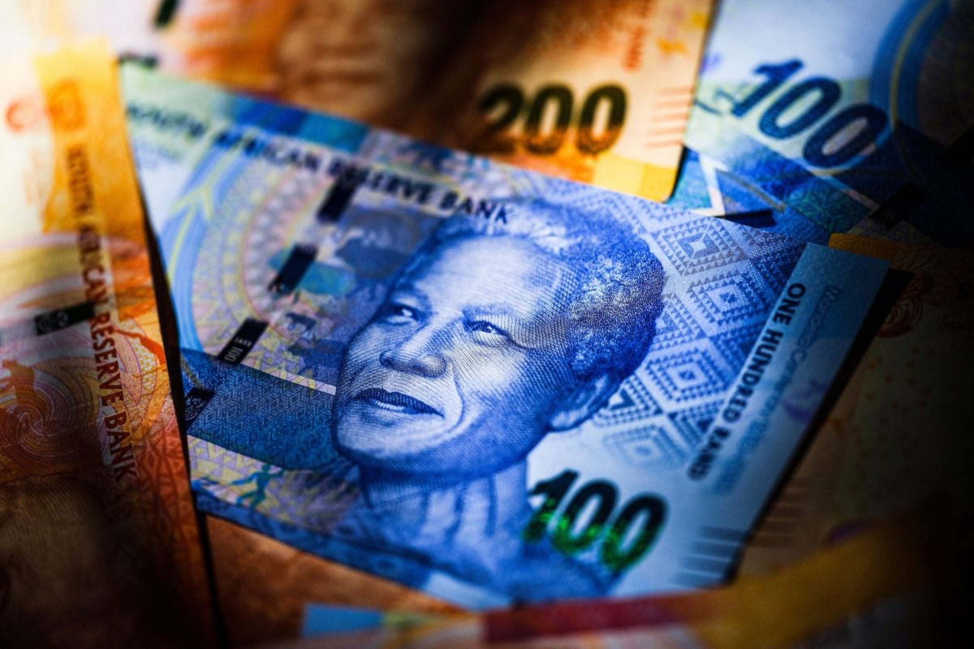 南非幣重挫台灣恐是重災區3200億、這10檔基金投資人皮繃緊了！ | 信傳媒