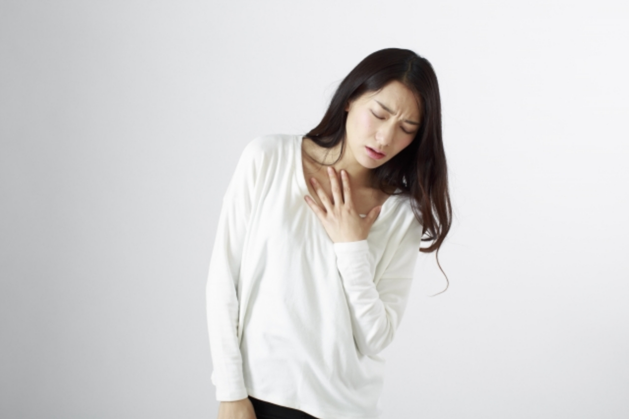 36歲女性沒抽菸卻突然喘、胸悶！電腦斷層檢查發現竟是「這病」惹禍 信傳媒