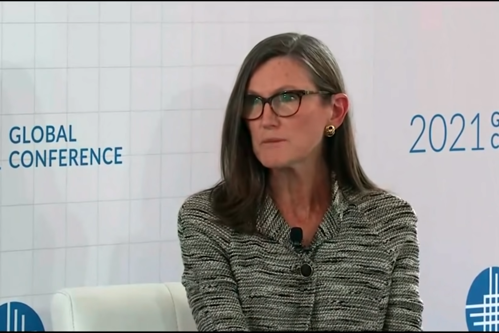 美國「科技女股神」掉漆旗艦方舟基金2021跑輸美股大盤約50％ | 信傳媒