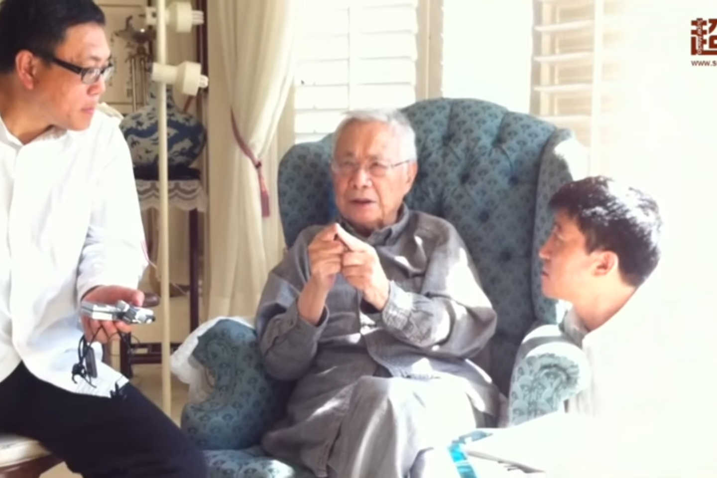 時隔30年竟一語成讖憶90年代與前香港新華社長許家屯的一段對話| 信傳媒