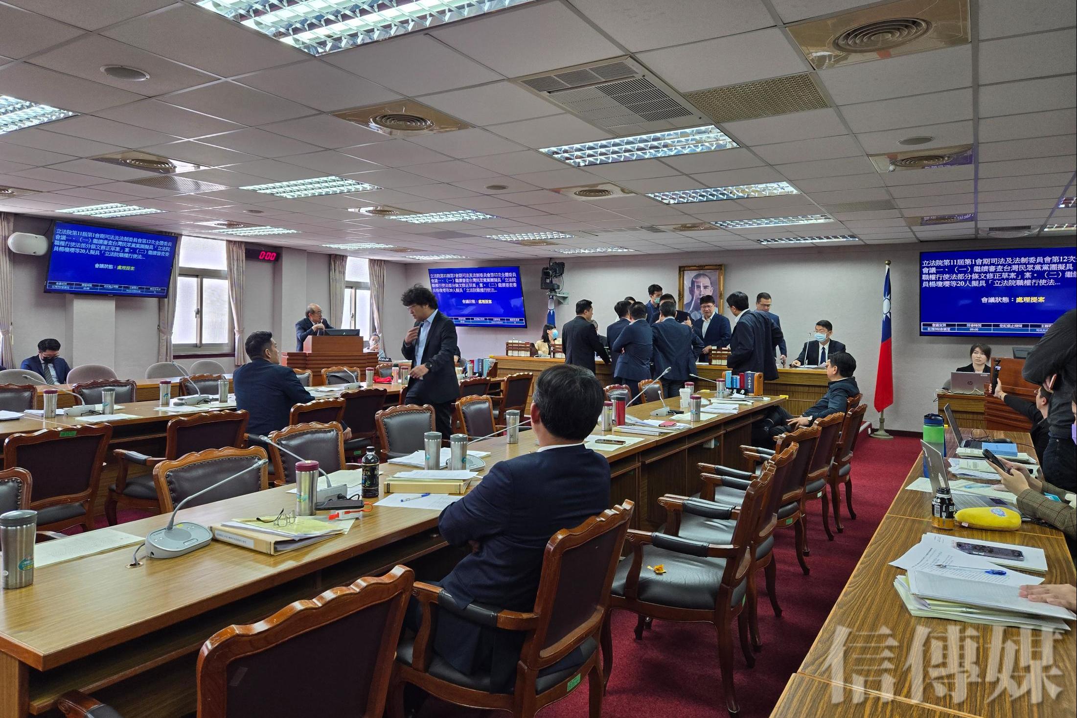 [討論] 黃國昌今日與國民黨站同邊過程中反常安靜