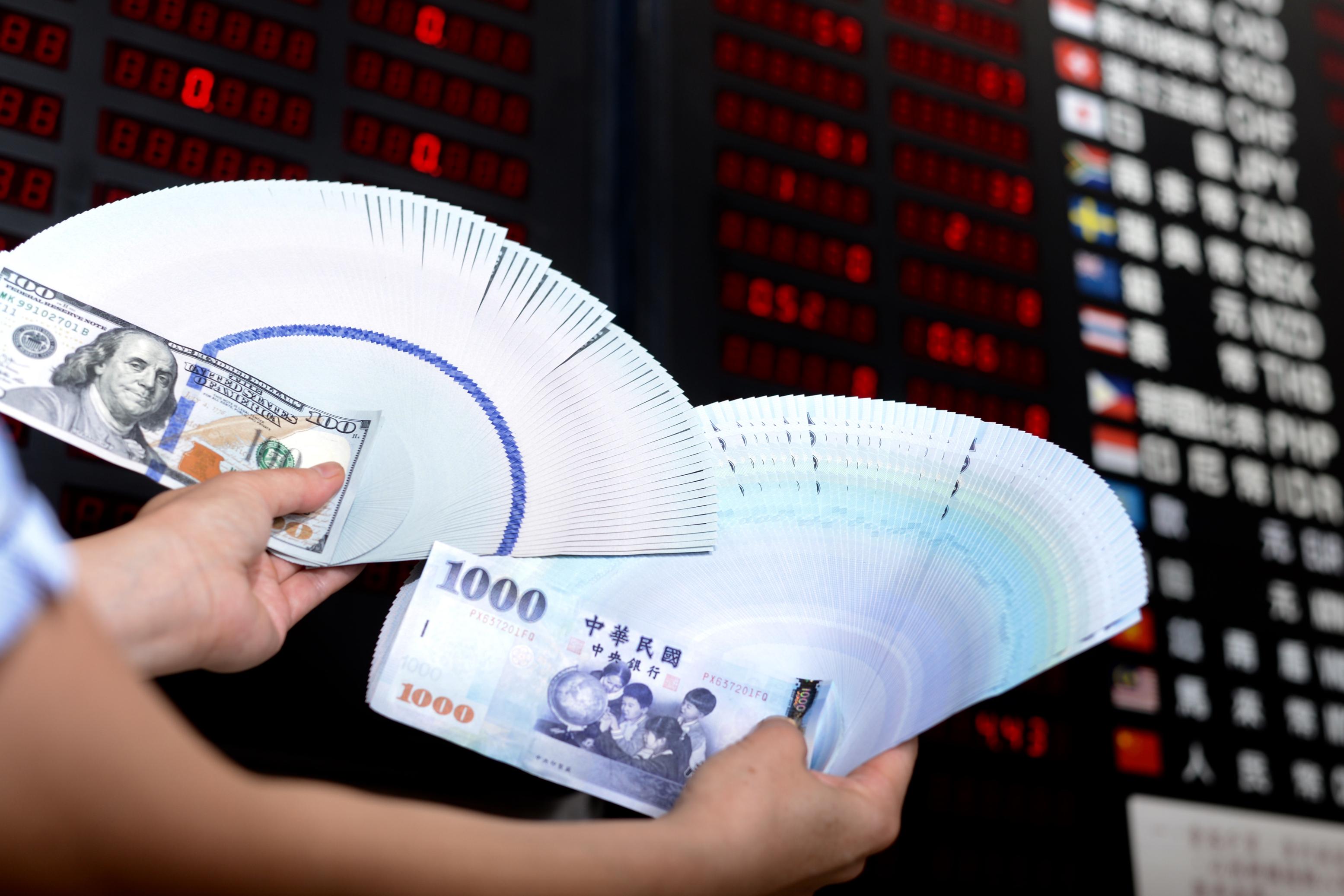 股匯雙殺》美元指數飆破106 新台幣盤中貶破32.5元日圓快見到155大關| 信傳媒